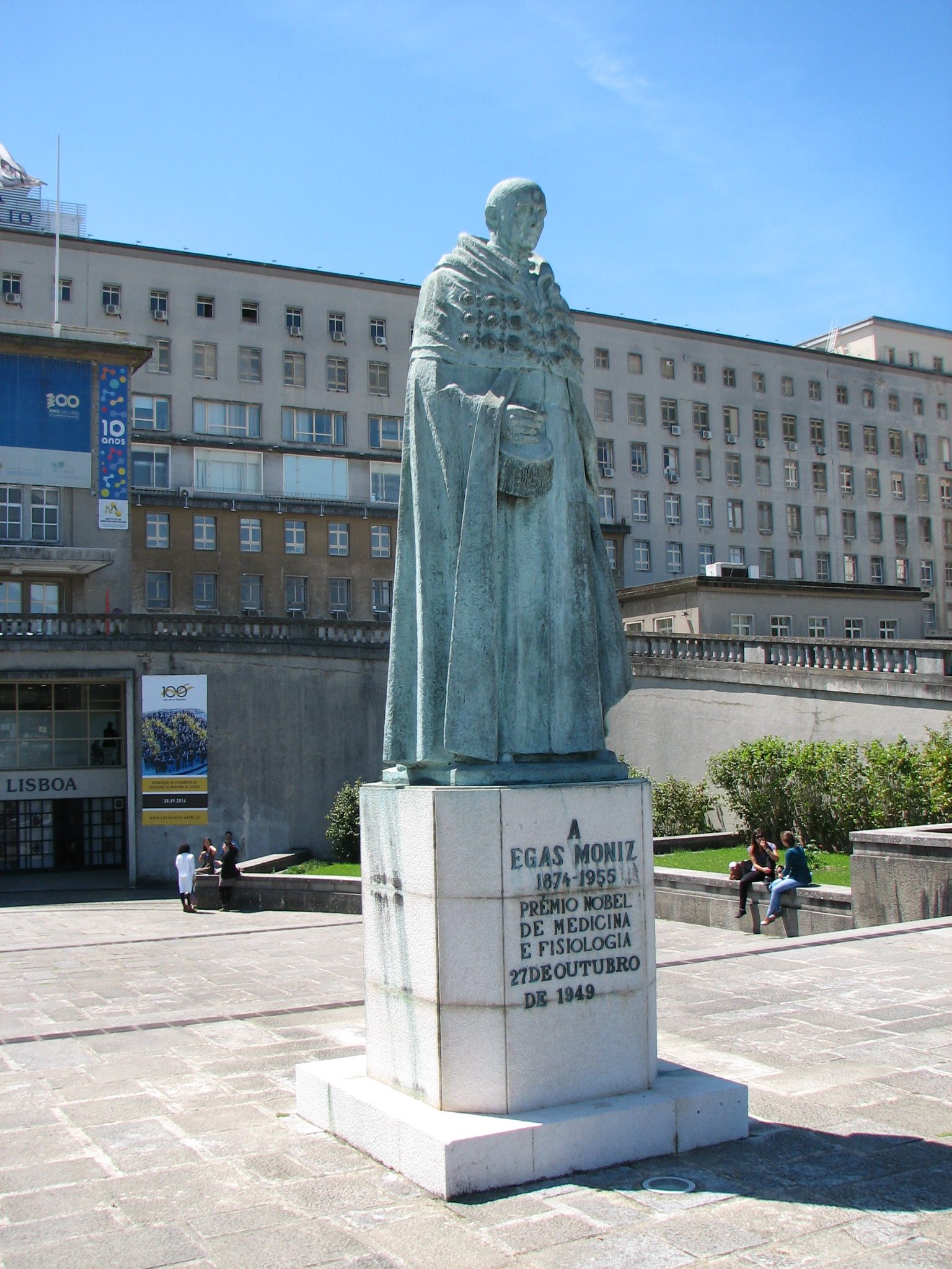 Antonio%20Egas%20Moniz%27s%20monument%2C%20Lisbon%20-%2003.JPG